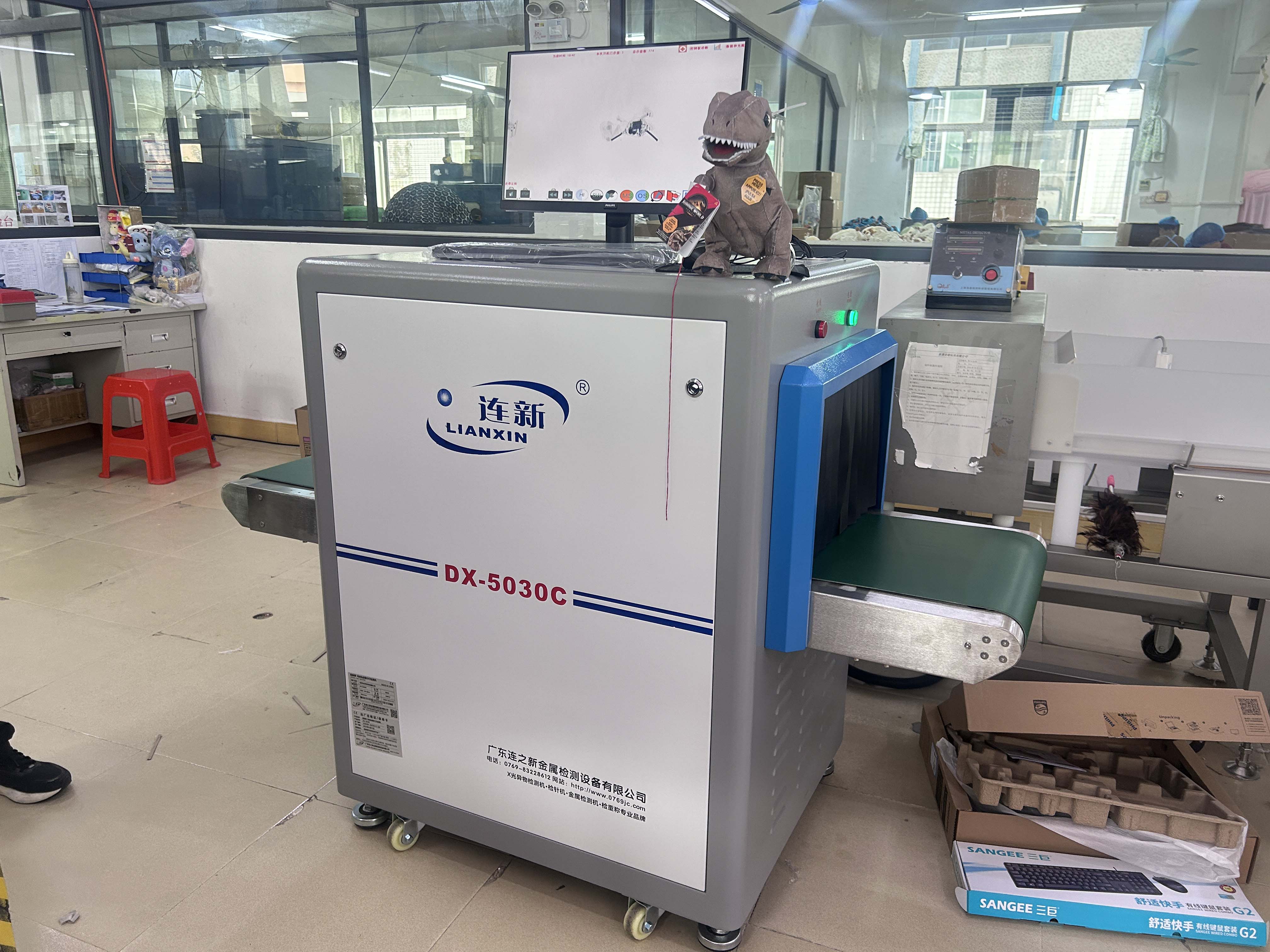 東莞市寮步鎮(zhèn)某玩具廠使用連新牌X光檢針機(jī)驗(yàn)針機(jī)現(xiàn)場