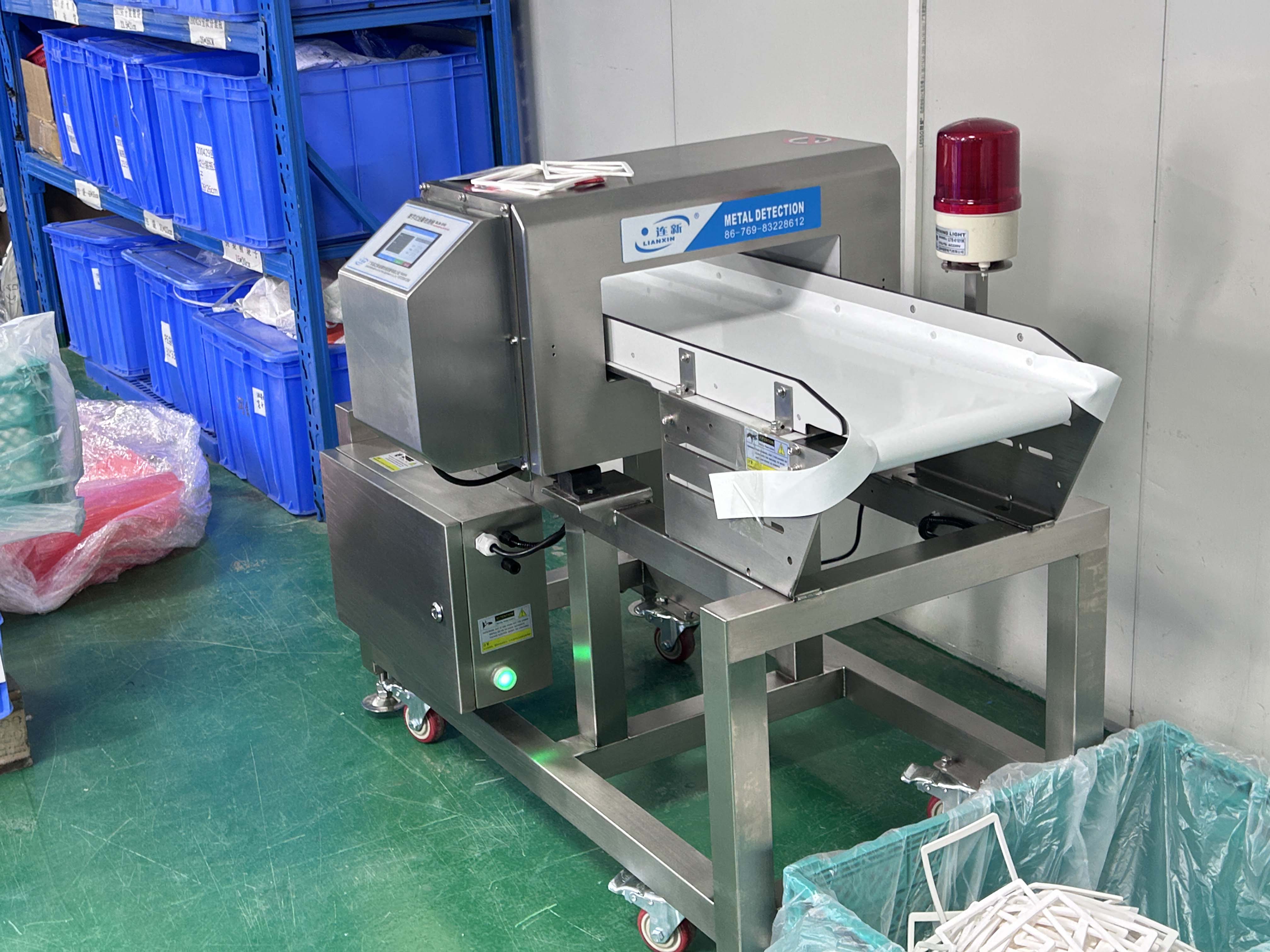 廣東某塑膠制品廠使用連新牌金屬檢測機(jī)現(xiàn)場